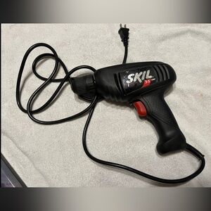 Skil Keyless Chuck 6130 Reversible Electric Drill with bits